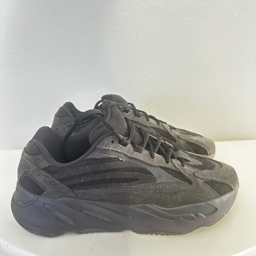 Women’s Yeezy boost 700